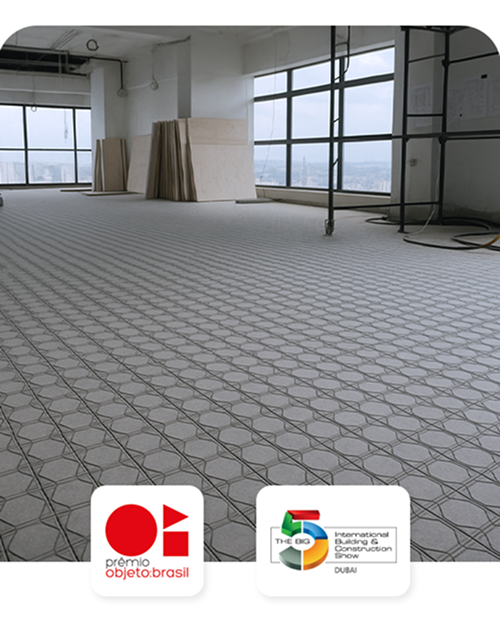 Piso protegido em obra com vista para a cidade